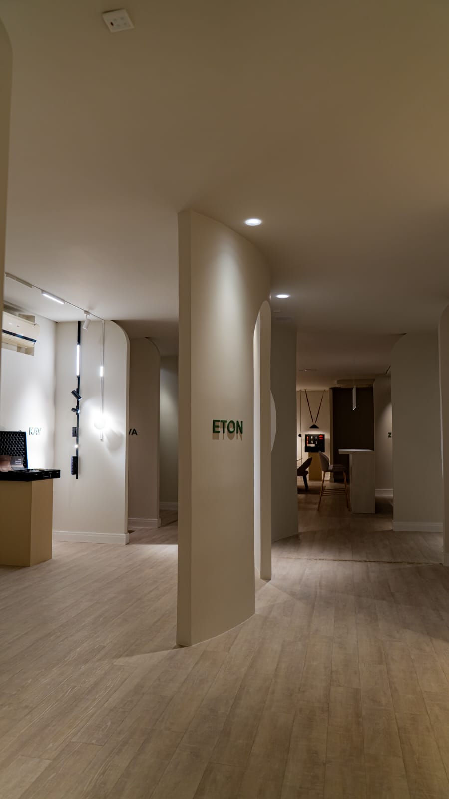 Ambiente comercial com paredes curvas, arcos e colunas em gesso com acabamento liso