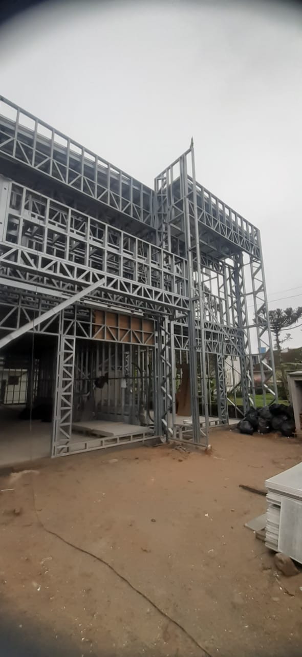 Estrutura em steel frame de obra em construção antes do fechamento com drywall