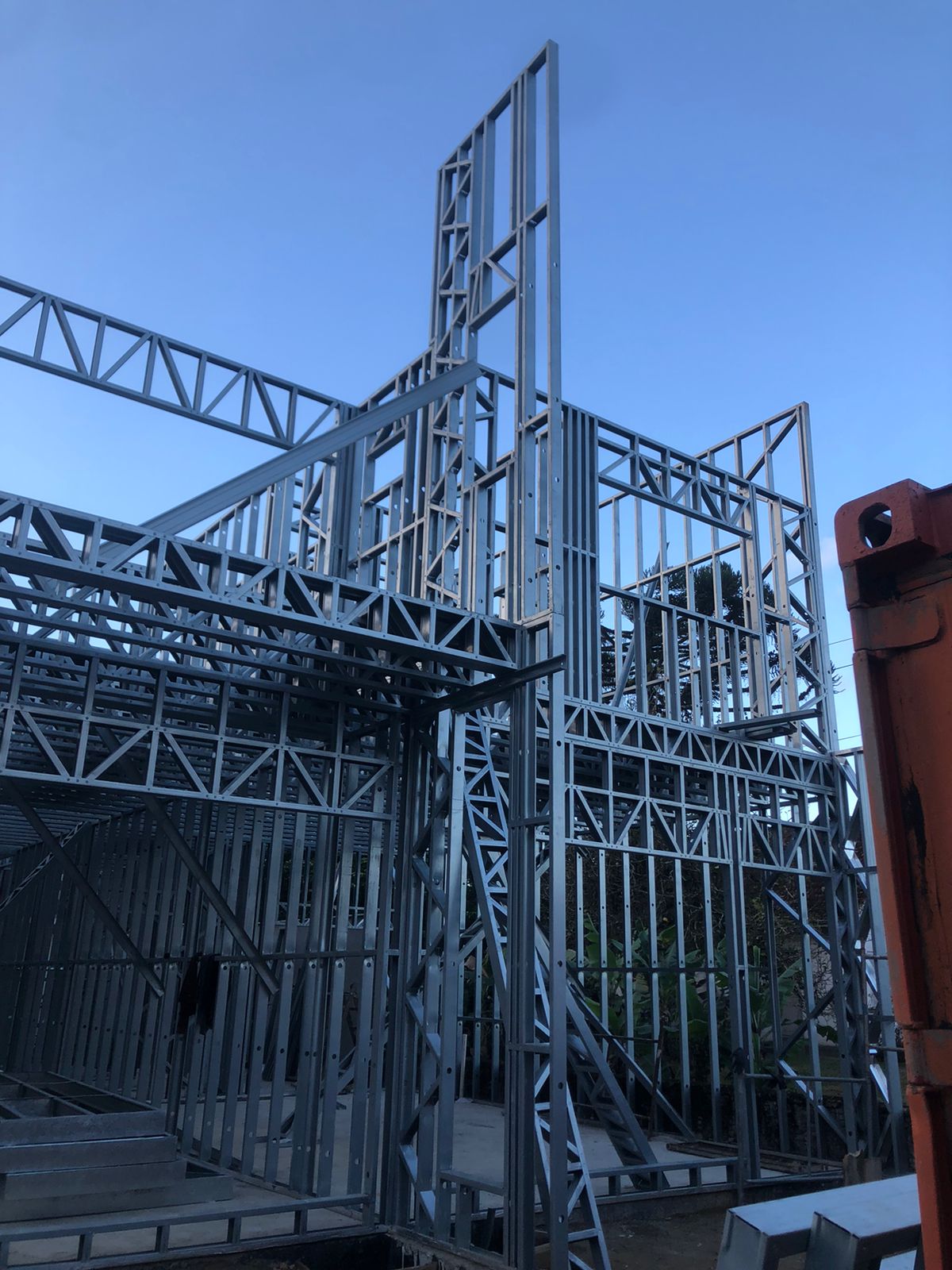 Estrutura em steel frame montada em obra residencial
