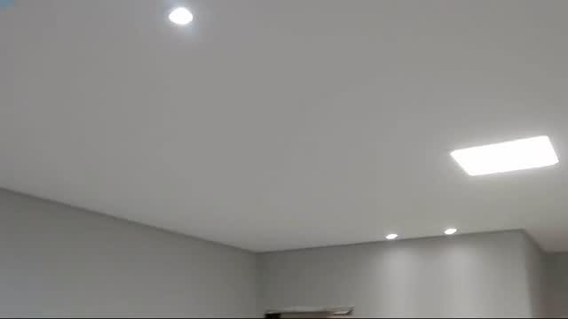 Teto de gesso finalizado com forro liso, sancas e iluminação embutida