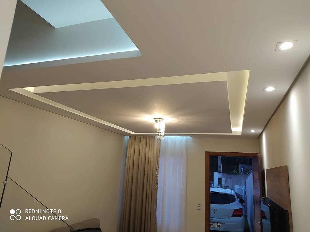 Teto de gesso drywall em camadas com iluminação embutida e sanca