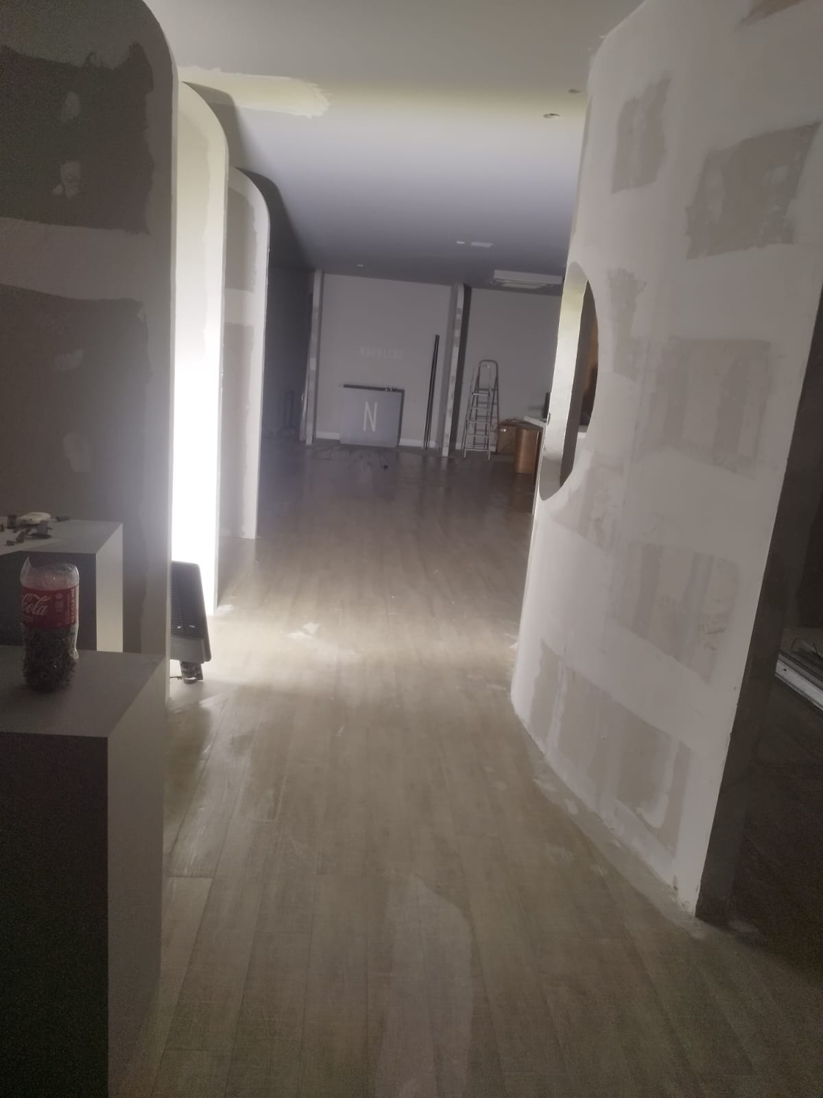 Hall com paredes e arcos em drywall e gesso finalizados, prontos para pintura