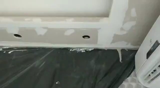 Forro de gesso em execução com massa corrida nas juntas
