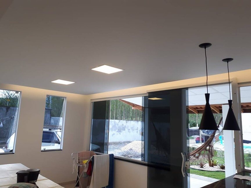 Forro de gesso drywall com luminárias embutidas integrado a jardim de inverno